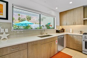 Kjøleskap, ovn, kokeplater og oppvaskmaskin