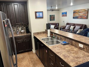 Kjøleskap, mikrobølgeovn, ovn og kokeplater