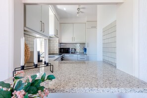 Microwave, dishwasher, coffee/tea maker, cookware/dishes/utensils - Vale do Lobo Apartment D (Loulé)