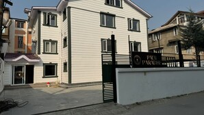 Un edificio blanco con entrada porticada y un letrero que dice "Palm Paradise".