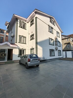 المنشأة من الخارج