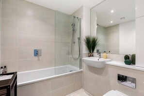 Douche, séchoir à cheveux, serviettes fournies, savon