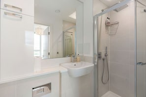 Douche, sĂšche-cheveux, serviettes fournies, savon