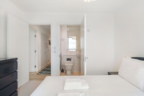 2 makuuhuonetta, työpöytä, silitysrauta/-lauta, ilmainen Wi-Fi