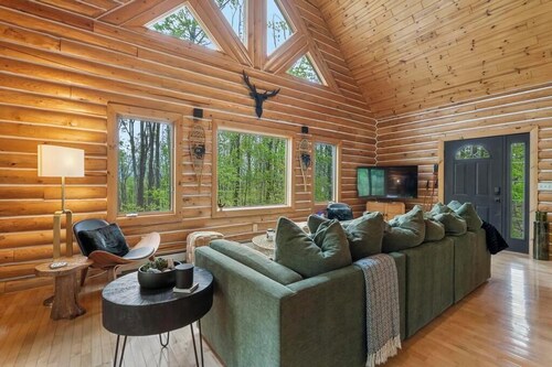 The Chippewa House - Quiet Wooded Setting