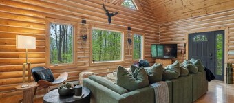 The Chippewa House - Quiet Wooded Setting