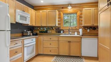 Batterie de cuisine, vaisselle et ustensiles