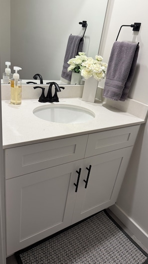 Sèche-cheveux, serviettes fournies, savon, papier toilette