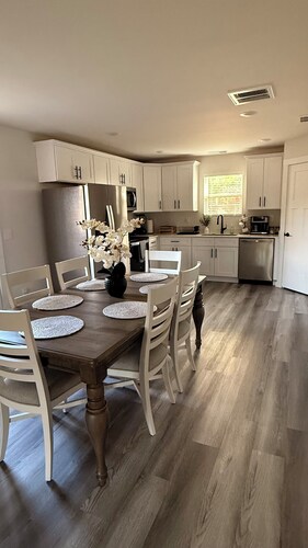 Modern Spacious Stay, Fast Wi-Fi + Workspace