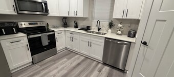 Modern 3-Bedroom Apartment In Hickory, Close to Everything!