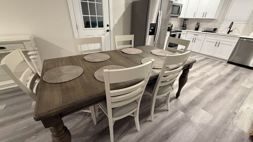Modern Spacious Stay, Fast Wi-Fi + Workspace