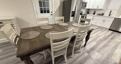 Modern Spacious Stay, Fast Wi-Fi + Workspace