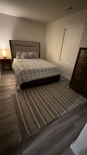 3 bedrooms, WiFi, bed sheets - Modern 3-Bedroom Apartment In Hickory, Close to Everything! (Hickory)