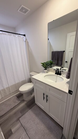 Secador de cabelo, toalhas de banho, sabonete, papel higiênico