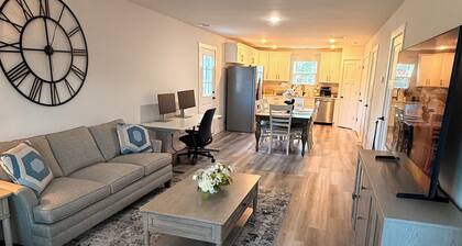 Modern Spacious Stay, Fast Wi-Fi + Workspace