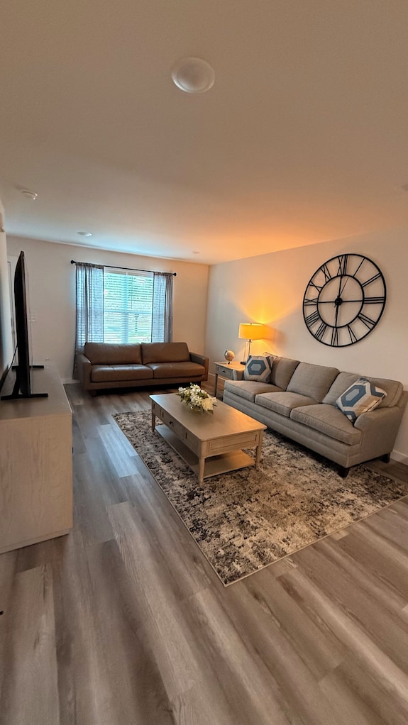 Modern Spacious Stay, Fast Wi-fi + Workspace - Hickory, NC
