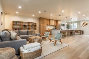 Una Smart TV, una chimenea