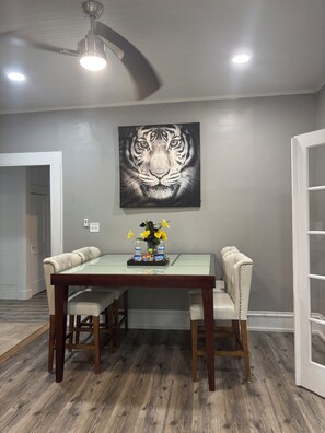 Dining - 3-bedroom house in charming Waycross with WiFi, AC. Start your vacation now (Waycross)