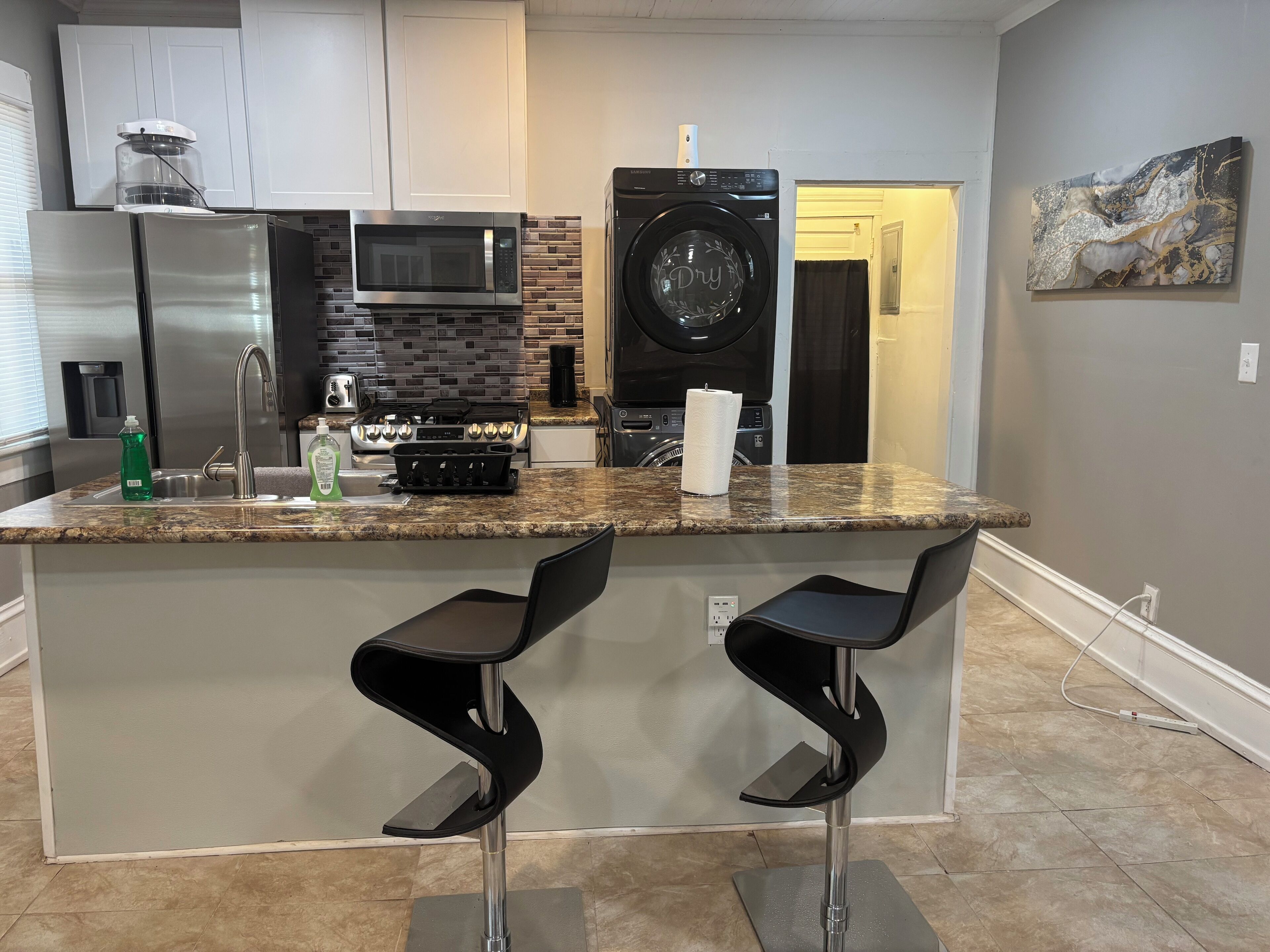 Mikrobølgeovn, ovn, kokeplater og oppvaskmaskin