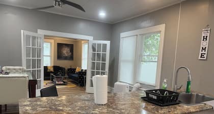 3-bedroom house in charming Waycross with WiFi, AC. Start your vacation now