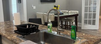 3-bedroom house in charming Waycross with WiFi, AC. Start your vacation now