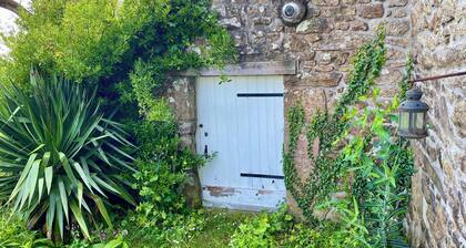 Beautiful farmhouse between ocean, forests and rivers, animals welcome!