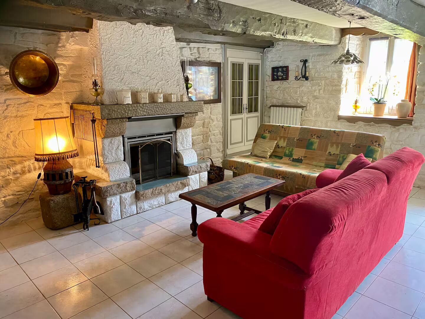 TV connectée, cheminée, lecteur de DVD, livres