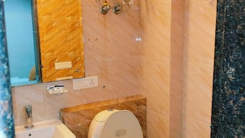 Phòng đôi phong cách cổ điển | Phòng tắm | Buồng tắm vòi sen, khăn tắm, giấy vệ sinh