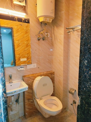 Habitació doble clàssica | Bany | Dutxa, tovalloles i paper higiènic