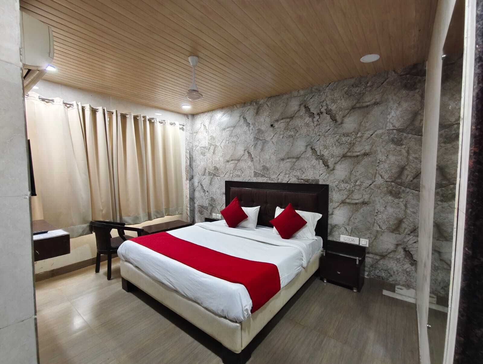 Deluxe Double Room | Free WiFi, bed sheets