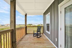 Terrace/patio - Bay Dreams – Water Views | Private Pool | Pet Friendly (Gulf Shores)