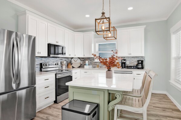 Microondas, horno, lavavajillas y cafetera o tetera