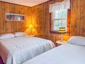 4 bedrooms, iron/ironing board, free WiFi - Adorable beach cottage, steps from Bayview Beach, sleeping 12 (Dennis)