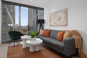 Smart TV, libros y oficina 