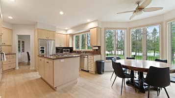 House, 5 Bedrooms | Private kitchen | Fridge, oven, coffee/tea maker, toaster