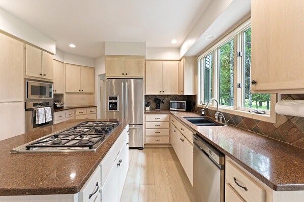 House, 5 Bedrooms | Private kitchen | Fridge, oven, coffee/tea maker, toaster - 12 Siskin 5 Bedroom Home (Bend)