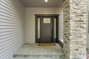 House, 5 Bedrooms | Exterior detail - 12 Siskin 5 Bedroom Home (Bend)