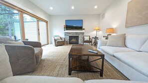 Nhà, 5 phòng ngủ | Khu phòng khách | Smart TV