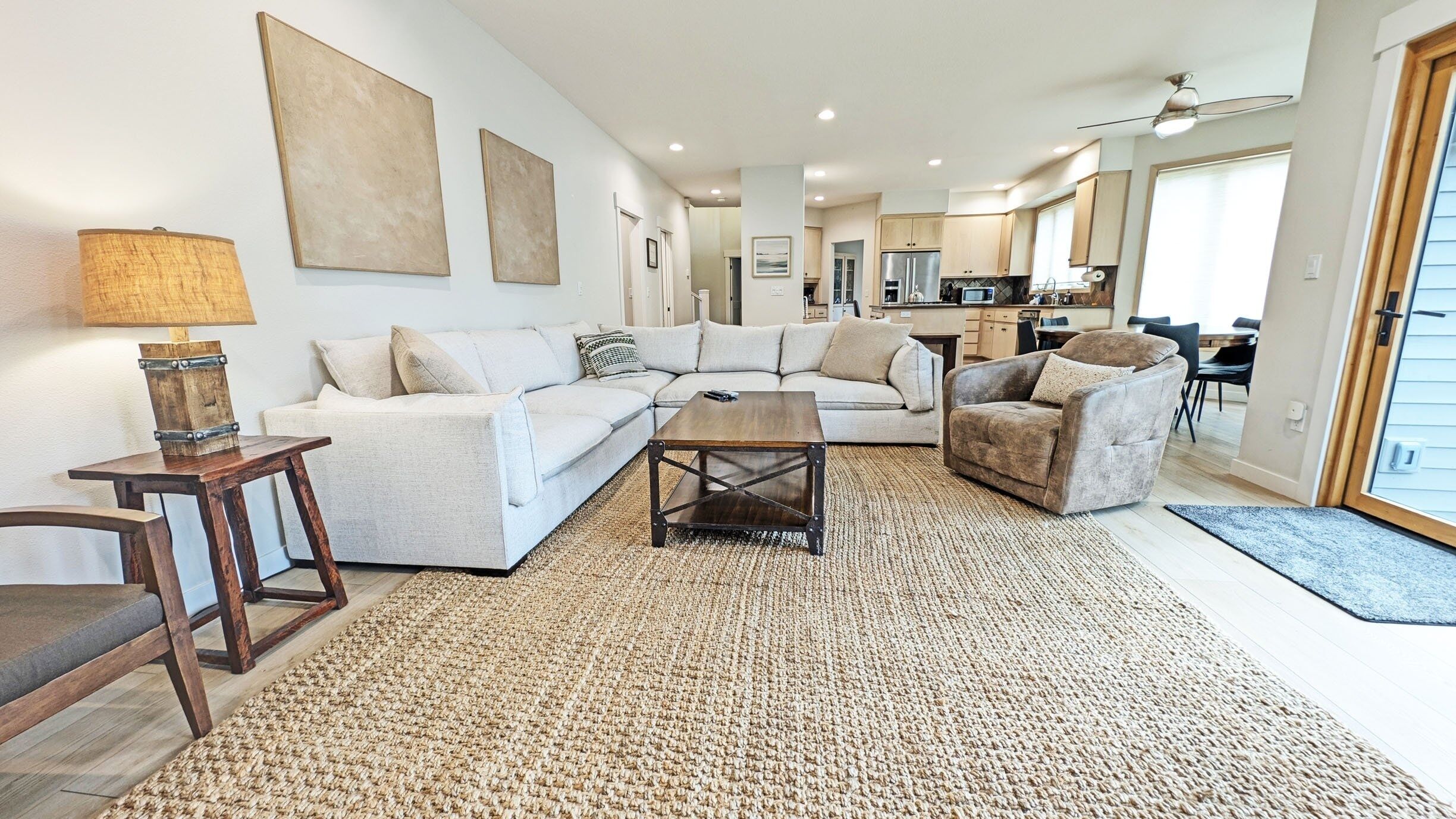 Nhà, 5 phòng ngủ | Khu phòng khách | Smart TV 