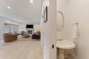 House, 5 Bedrooms | Interior