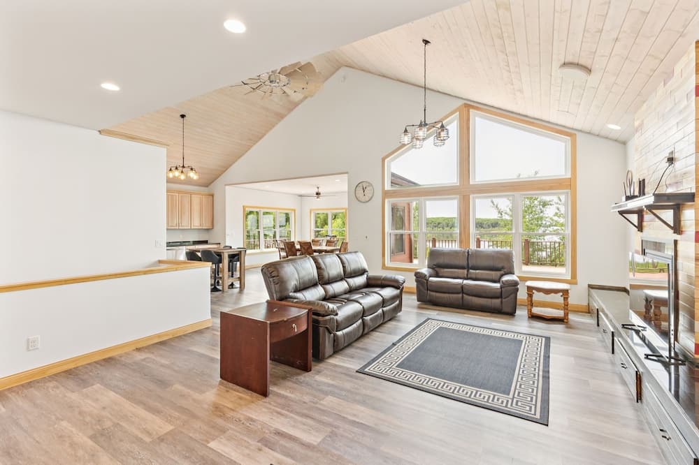 4BR Lakefront Fishing, Dogs OK Devils Lake - Warwick, ND