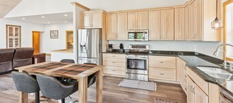 Lakeside 4br Retreat Private, Peaceful & Scenic 4 Bedroom Villa