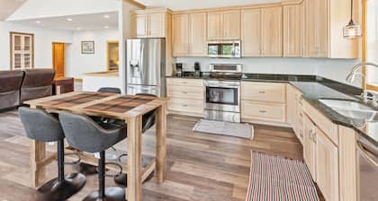 Lakeside 4br Retreat Private, Peaceful & Scenic 4 Bedroom Villa