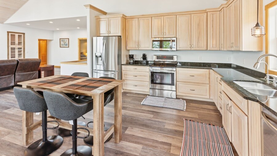 Lakeside 4br Retreat Private, Peaceful & Scenic 4 Bedroom Villa