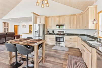 Lakeside 4br Retreat Private, Peaceful & Scenic 4 Bedroom Villa