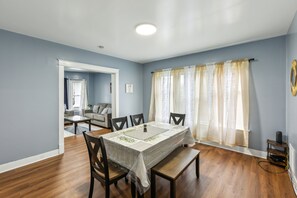 Apartment, 3 Bedrooms | Dining - Comfy 3br Flat Close To The Falls 3 Bedroom Apts (Niagara Falls)