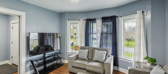 Comfy 3br Flat Close To The Falls 3 Bedroom Apts