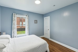 Apartment, 3 Bedrooms | 3 bedrooms, desk, laptop workspace, free WiFi - Comfy 3br Flat Close To The Falls 3 Bedroom Apts (Niagara Falls)