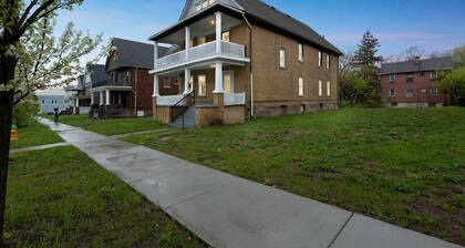 Cozy Upper Flat Minutes From Niagara Falls 3 Bedroom Apts