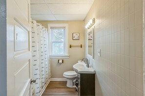 Apartment, 3 Bedrooms | Bathroom | Towels, shampoo - Cozy Upper Flat Minutes From Niagara Falls 3 Bedroom Apts (Niagara Falls)